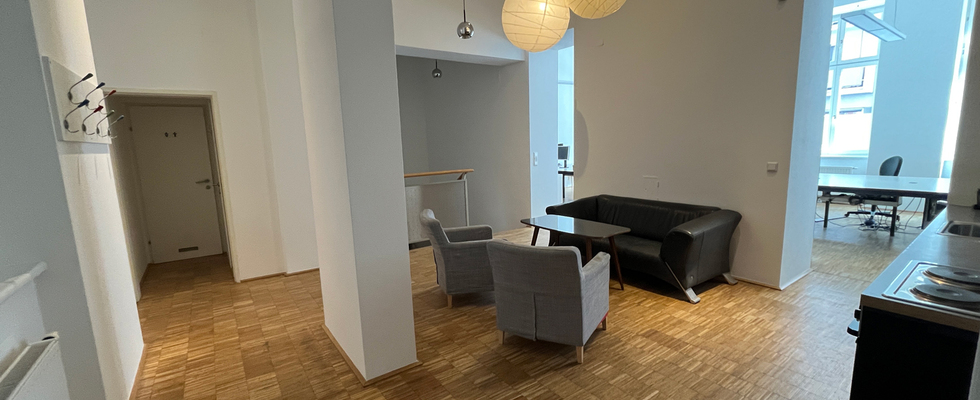 Büro zur Neuanmietung mit bis zu 6 Arbeitsplätzen und Besprechungsraum (ggfs. weitere 4 Arbeitsplätze)