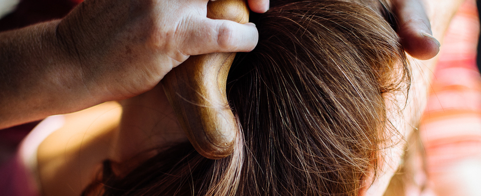 Mach das Haare bürsten zum Morgenritual