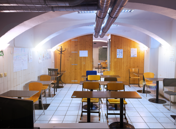 Vermiete zur Mitbenutzung unser Klassenzimmer / Seminarraum
