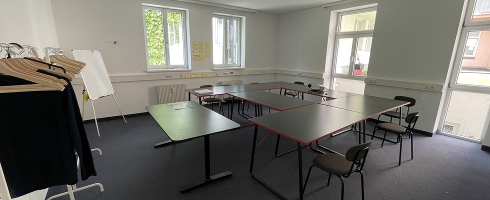 Zwei verschiedene Räume: ein Büro und ein Bewegungsraum.