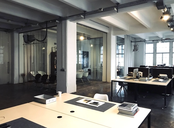 Arbeitsplätze in großzügigem Loft zu vergeben