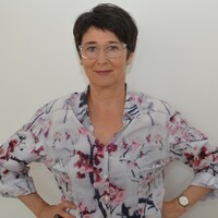 Vermiete zur Mitbenutzung eingerichteten Therapieraum mit angeschlossenem Büro  