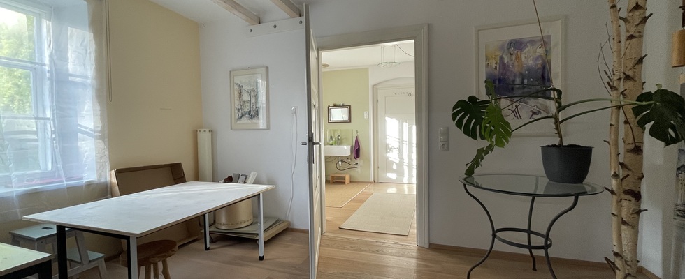 Ich vermiete mein Atelier halbtageweise oder ganztageweise. Der Raum eignet sich ideal als kreativer Arbeitsbereich oder als ruhiger Arbeitsplatz zur Mitbenutzung.  Die Atmosphäre ist angenehm und ruhig – perfekt zum konzentrierten Arbeiten oder für kreative Projekte. Wasseranschluss und Heizung sind vorhanden, außerdem steht eine Herdplatte zur Verfügung.