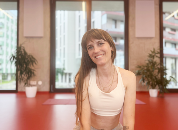 Vermietung & Mitnutzung eines hochwertigen Yoga- und Bewegungsraums mit Coworking Space und Community Table in Atzgersdorf.