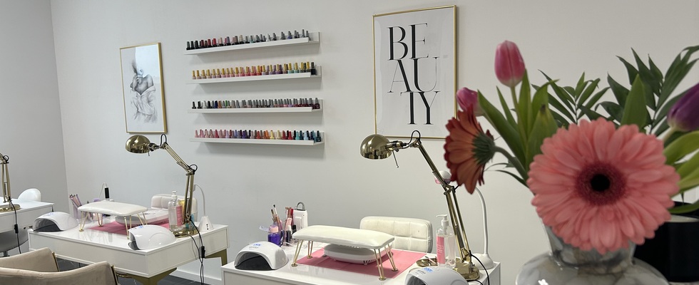 Vermiete Nageldesigner Platz / MUA Platz