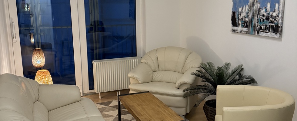 Praxisraum (14m2) mit eigener Loggia zur alleinigen Nutzung für PsychotherapeutInnen, BeraterInnen & Coaches anzubieten – barrierefrei, hell & mit direkter öffentlicher Anbindung (50m neben der U1 Station Alte Donau) im 22. Bezirk