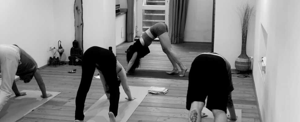 Yoga Stunde für Alle - Flow & Be