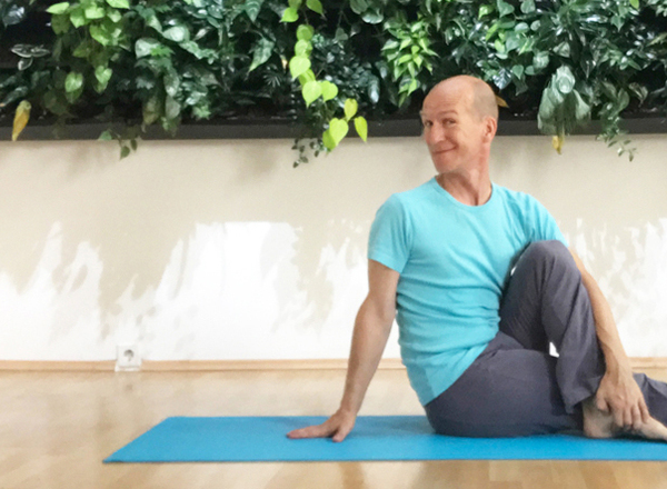 sanftes Hatha-Yoga, entspannt in den Abend… Herbst-Trimester-Kurs