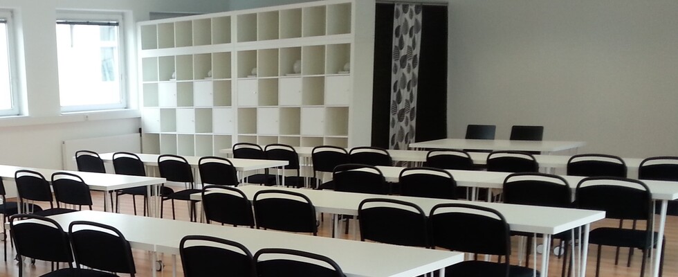 Vermiete hellen, großzügigen Seminarraum für Gruppen bis zu 40 Personen