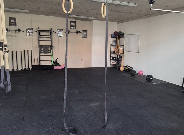 Kurs- & Fitnessraum ​ 74m2 mit Gummiboden