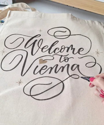 Kalligrafie, Lettering, Gravur, Heißfolierung, Produktbemalung, Live-Event Artist – Foto 34