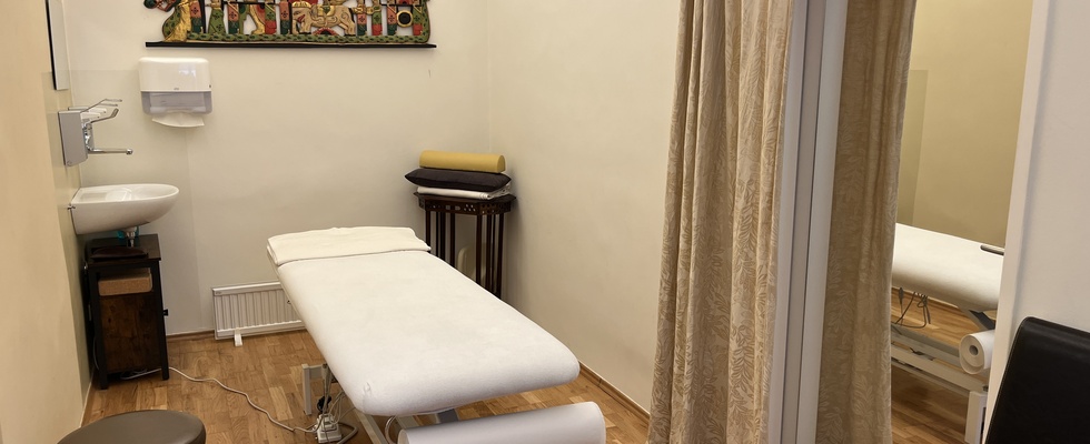 Vermiete Therapieraum mit elektrischer Massageliege