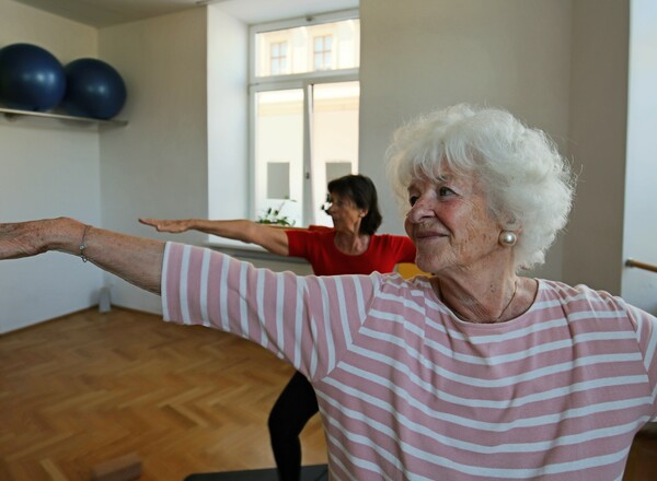 SENIORENYOGA GRUPPENSTUNDE (Montag, 11:30 - 12:30 Uhr)