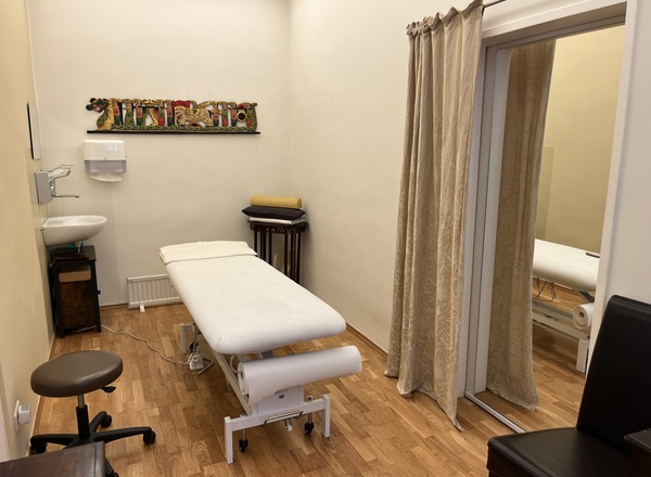 Vermiete Therapieraum mit elektrischer Massageliege