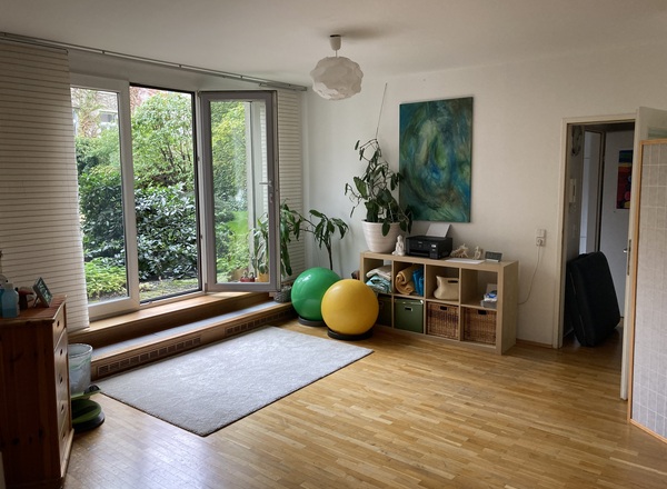 Biete zwei helle, ruhige Praxisräume mit Blick ins Grüne im 8.Bezirk