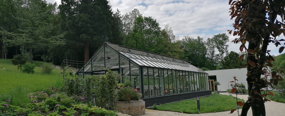Modernes Gewächshaus in einer parkähnlichen Anlage im Wienerwald
