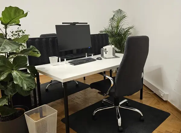 Modern ausgestatteter Schreibtisch / bzw. Büro