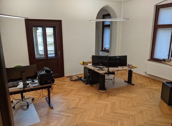 Großer Büroraum (mit eigenem Balkon) zur Untervermietung im Saggen 