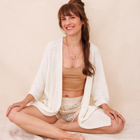 Vermietung & Mitnutzung eines hochwertigen Yoga- und Bewegungsraums mit Coworking Space und Community Table in Atzgersdorf.