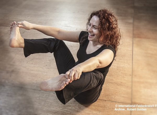 Feldenkrais-Gruppenstunde online - alle sind willkommen: Genieße ohne Vorkenntnisse und ohne auf den Bildschirm zu schauen