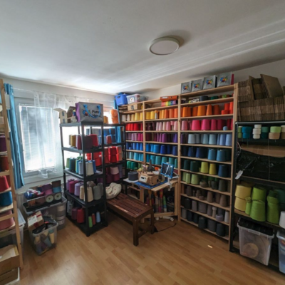 Suche einen Raum/Atelier wo ich Wolle wickeln (Bobbel) und färben kann (handgefärbte Wolle).  
