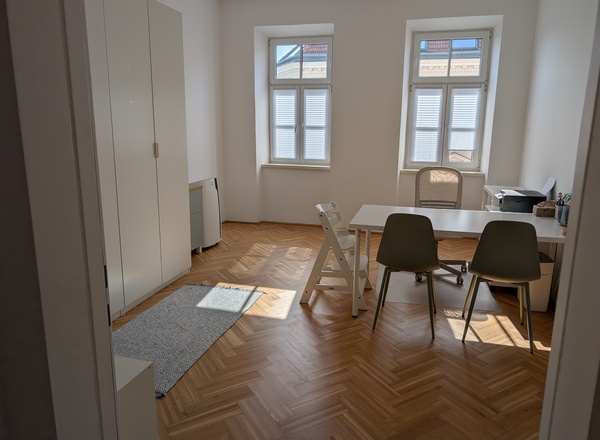 Heller Praxisraum in logopädischer Praxis zur Untervermietung 