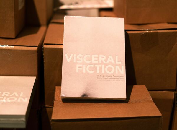 Buch Präsentation : VISCERAL FICTION - Im_flieger schreibt Geschichte/n - 20 Jahre Künstler*innen für Künstler*innen