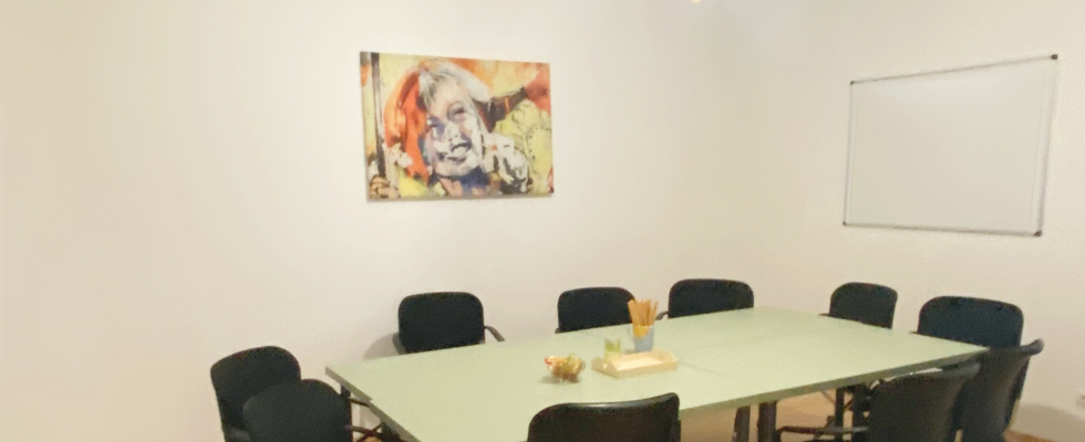 Seminarraum mit Küche und Essplatz freuen sich über Gesellschaft