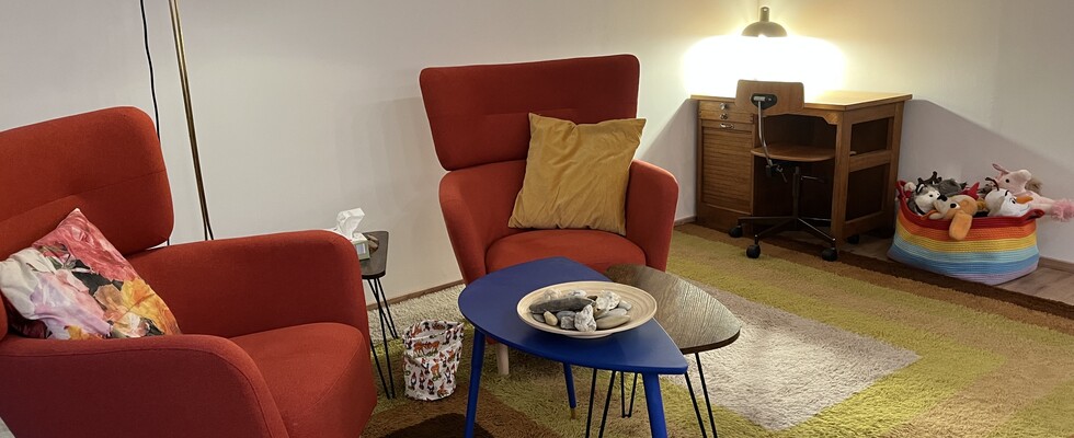 Biete klimatisierten Praxisraum ca 15m² an