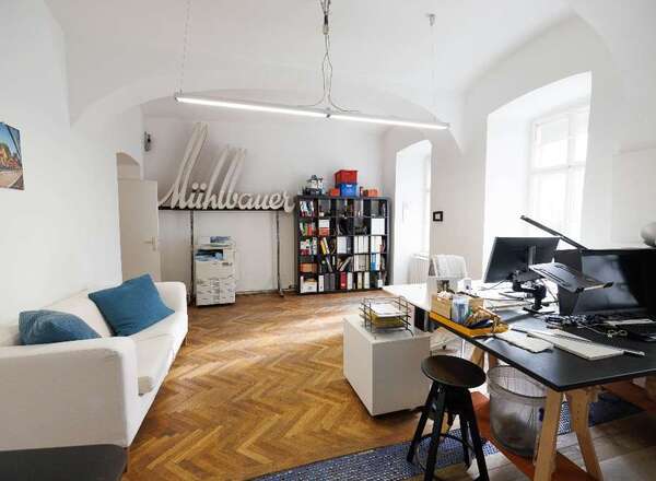 Biete 2 Arbeitsplätze in unserem Gemeinschaftsatelier/-büro