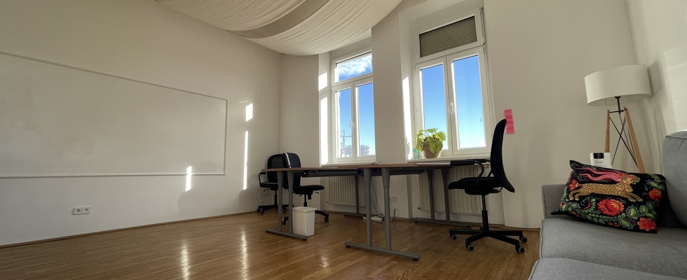Ruhige Arbeitsplätze in unserem Altbaubüro mit Blick auf Volkertplatz