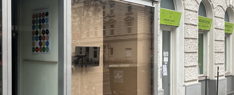 Auslage/ Vitrine in belebter Umgebung zur Ausstellung von Kunst und Musik