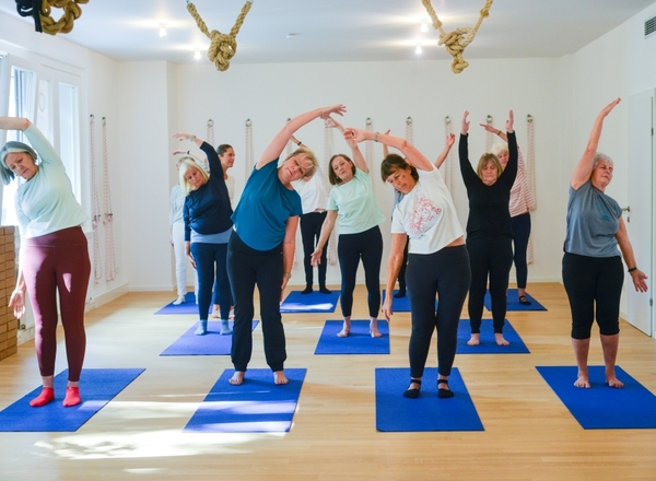 SENIORENYOGA STUNDE (Dienstag, 12:00 - 13:00 Uhr)