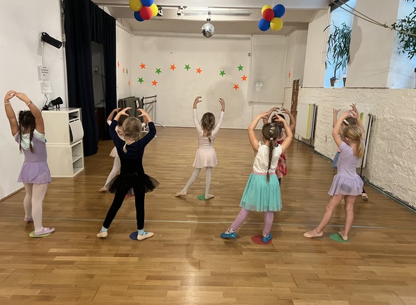 Schnupperstunden für Kinder ab 4 J. in Ballett, Yoga und Jazzdance