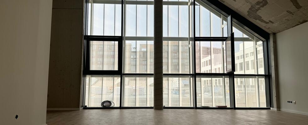 Gewerbefläche zur Untermiete im Brutalismus Stil und großer Glasfront - Keine Maklergebühr!