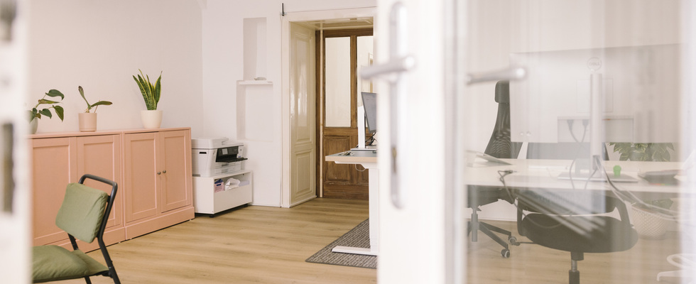 Schnuckeliger Büroplatz frei! (befristet) 