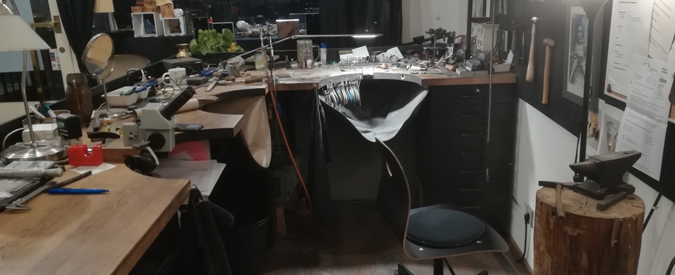  Werkstatt und Fläche in der Auslage für Eure Schmuck oder Kunststücke 