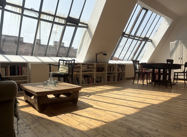 Heller, inspirierender Raum im Dachgeschoss