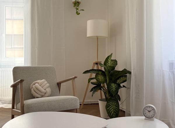 Therapieräume in neu renovierter Altbaupraxis in der Märzstraße zu vermieten