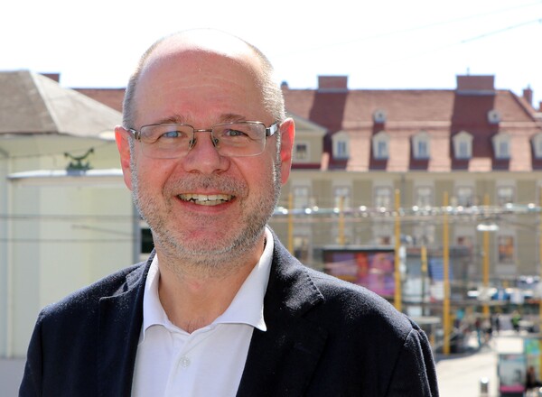 Wolfgang Moser liest aus "Was auf der Zunge liegt"
