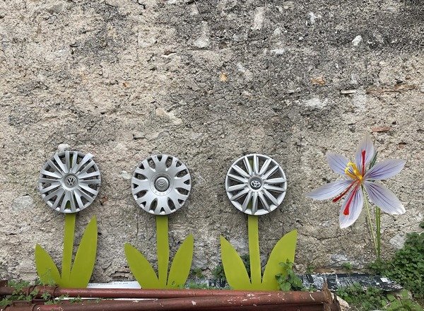 Eröffnung: Sitting on the Sidewalk
