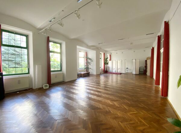 82m2 Raum von Montag bis Donnerstag für wöchentliche Kurse  am Nachmittag zu vermieten.