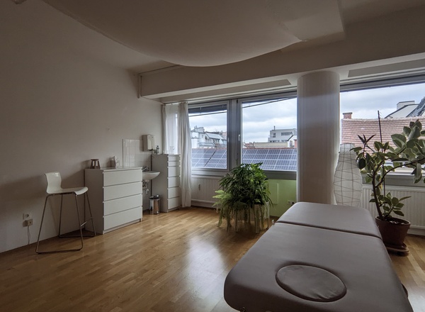 Vermiete zur Mitbenutzung einen Raum für Shiatsu, Körperarbeit, Meditation oder ähnliches zu einer vergleichsweise sehr günstigen Miete