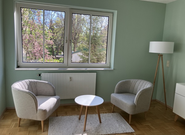 Ruhigen Praxisraum mit 2 großen Fenstern und Grünblick zu vermieten