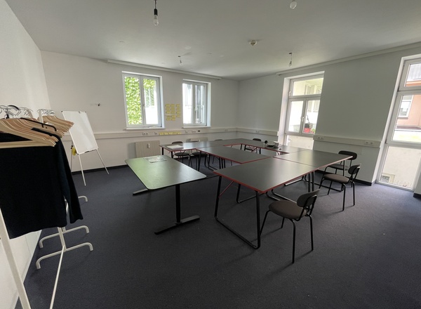 Zwei verschiedene Räume: ein Büro und ein Bewegungsraum.