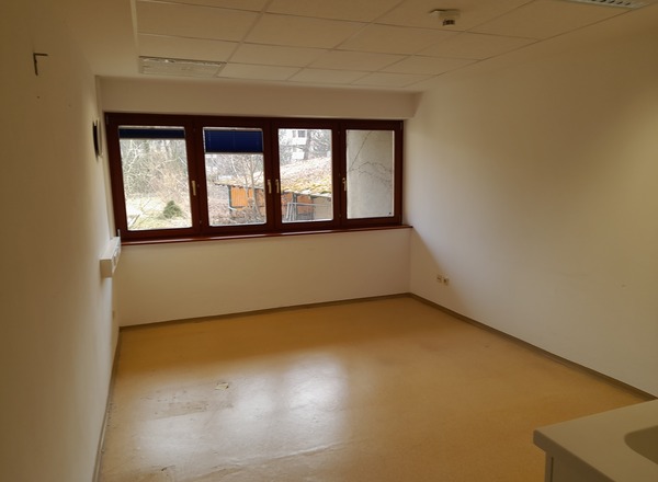 Vermiete zur Mitbenutzung schönen Praxisraum mit großem Garten in 1170 Wien