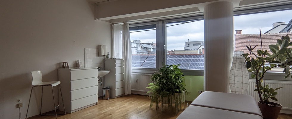Vermiete zur Mitbenutzung einen Raum für Shiatsu, Körperarbeit, Meditation oder ähnliches zu einer vergleichsweise sehr günstigen Miete