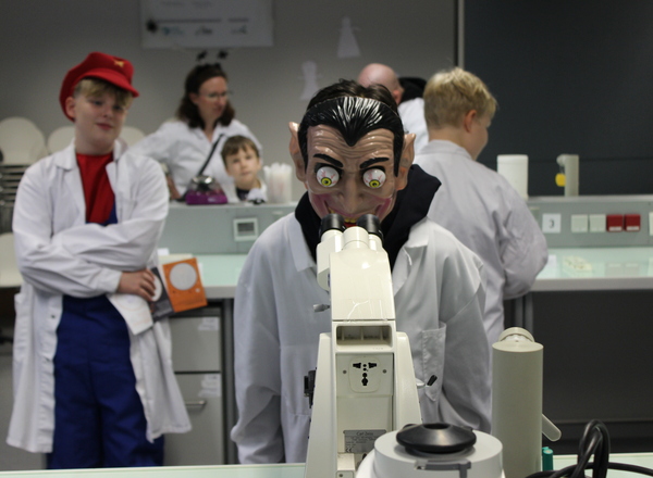 Halloween-Special: Experimentierspaß für die ganze Familie!