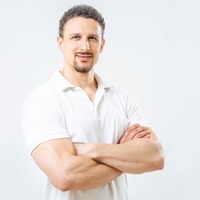 Sonniger vollausgestatteter Fitnessraum mit Balkon sowie Therapieraum mit Liege! Super geeignet für Sportphysios und TrainerInnen!