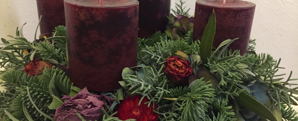 „Immergrüne Adventskränze aus Naturmaterialien“